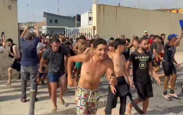 Danvhv's tweet photo. Comme tt le monde sait, l'Espagne (qui a condamné 'Israël') fait partie de l'UE... et Mme U.vdLeyen vient de déclarer que l'UE devait soutenir... le Maroc, pays qui soutient le régime israélien. Un hasard? Ce serait un peu trop simple... - https://t.co/cQRUCT4NKs https://t.co/VpUWA8V9Zl