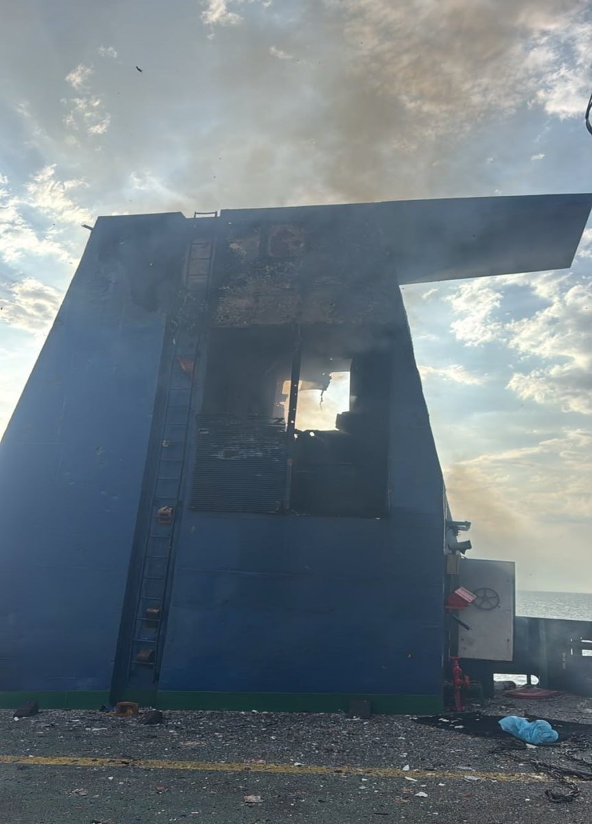 denizcilikgm's tweet photo. 3 Ağustos 2026 tarihinde, Novorossiysk Limanı’ndan Samsun’a seyir hâlinde bulunan NADEZHDA isimli Ro-Ro gemisinin, Novorossiysk’e yaklaşık 20 deniz mili açıkta dron saldırısına uğradığı bilgisi alınmıştır.

Gemide, 13’ü Türk vatandaşı olmak üzere toplam 22 mürettebat bulunmaktadır.

İlk belirlemelere göre geminin yaşam mahallinde ve baş kısmında hasar meydana gelmiş olup, gemide yangın devam etmektedir.

MRCC Novo ile yapılan görüşme neticesinde, gemide bulunan denizcilerin Rusya Federasyonu’na ait deniz unsurları tarafından emniyetli şekilde Novorossiysk Limanı’na tahliye edildiği öğrenilmiştir. İlk bilgilere göre 3 personelin sağlık durumunun ağır olabileceği bildirilmiştir.

Gemide yangın devam etmekte olup, bölgede dron saldırısı riskinin sürmesi nedeniyle kurtarma operasyonu gerçekleştirilememektedir.

Konuya ilişkin gelişmeler yakından takip edilmekte olup tüm denizcilerimize geçmiş olsun dileklerimizi iletiyor, en kısa sürede sağlıkla ailelerine kavuşmalarını temenni ediyoruz.