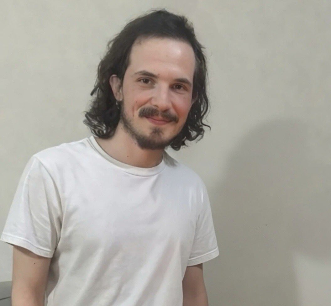 birgaripgeveze's tweet photo. Murat Can Pekeroğlu toprağın altında. Bilirkişi raporuna göre %100 kusurlu bulunan fail ise görevinin başında.

25 yaşındaki Murat Can üniversite mezunu olmasına rağmen iş bulamadığı için @Trendyol’da kurye olarak çalışıyordu. Kendi şeridinde ilerlerken karşı şeritten gelen ve ani dönüş yapan bir canavar yüzünden trafikte hayatını kaybetti. Fail doktor (tarikat üyesi), müdahale etmek yerine kamera karşısına geçip kendini savundu. Görgü tanıkları; aracın hızlı olduğunu, sinyal vermeden ani dönüş yaptığını söylüyor.

Sadece 12 saat gözaltında kaldı. Sonra serbest bırakıldı. Bugün ise hiçbir şey olmamış gibi hayatına da görevine de devam ediyor.

Murat Can için ses olun. Paylaşın, görünür kılın.

#MuratCanPekeroğluİçinAdalet
#muratcanasesol

@adalet_bakanlik @TC_icisleri @saglikbakanligi