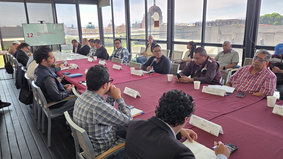 ach_CDMX's tweet photo. En nuestro Gabinete Ampliado de Seguridad y Procuración de Justicia del #CentroHistórico realizamos las siguientes acciones:

@elconsejomx compartió dos reportes y apoyó en Fundación Renacimiento con tres charlas psicológicas y jurídicas. Hace preparativo en plaza Garibaldi por tema de Santa Cecilia. Solicita jornada de recuperación del espacio público en Plaza Garibaldi

@CulturaCiudadMx agradece desazolves que realiza nuestra Dirección de Mantenimiento

@PAOTmx continúa atendiendo el tema del arbolado

Territorial Cuauhtémoc tuvo ocho asistencias a sesiones, se entrevistaron cuatro establecimientos mercantiles y se brindaron nueve orientaciones jurídicas

@INAHmx , en relación a la calle Rep. de Cuba, se acercó con vecinos

Nuestra Dirección de Mantenimiento atendió Eje 1 Norte hasta Reforma, retiró planchas de concreto sobre Peña y Peña; lavó las inmediaciones del Panteón de San Fernando, Donceles, calle Rep. de Guatemala y plaza la Conchita. Apoyó a Paot en apertura de cajetes en plaza la Conchita, sustituyó losetas dañadas en calle Moneda y realiza jornada de mejoramiento urbano en plaza San Lucas.

Comisión de Filmaciones reportó 25 actividades de filmaciones

Canaco realizará temas de inteligencia artificial

@SPAOVP_CDMX continúa con dispositivos en Zócalo y Alameda. Apoya en jornada de mejoramiento urbano en plaza San Lucas

@SOBSECDMX hizo limpieza del Zócalo, atendió 15 solicitudes de la Autoridad del Centro Histórico y mantiene colaboración con Sebien

@sebien_cdmx atendió 287 peticiones ciudadanas y liberó 101 espacios públicos

La Subdirección de Comunicación y Redes reportó comercio excesivo que tapa semáforos en Correo Mayor, Regina y Mesones

JUD de Trabajo Comunitario compartió solicitud de limpieza en las inmediaciones del Museo Panteón de San Fernando. Derivado de la Asamblea vecinal realizada en Revillagigedo se pide levantamiento desde Juárez hasta Arcos de Belén; además de la mejora de calle Carretones.

Si tienes alguna petición, compártela en los comentarios

#NosVemosEnElCentro