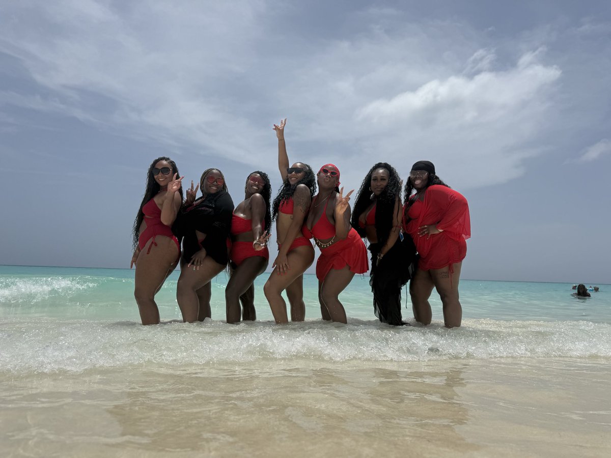 itsjust__gio's tweet photo. We made it out the group chat though https://t.co/O5mthMbSXI