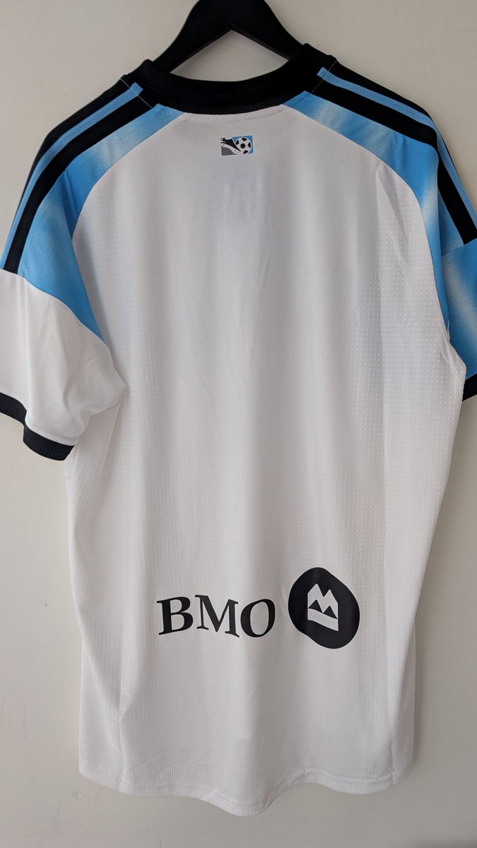 NiltonJorge's tweet photo. 🚨 INFO CCPP

Un auditeur du CCPP nous a envoyé des photos du maillot rétro de l'Impact de Montréal.

Allez-vous l'acheter et faire un flocage d'un joueur en particulier?

#CFMTL #IMFC
