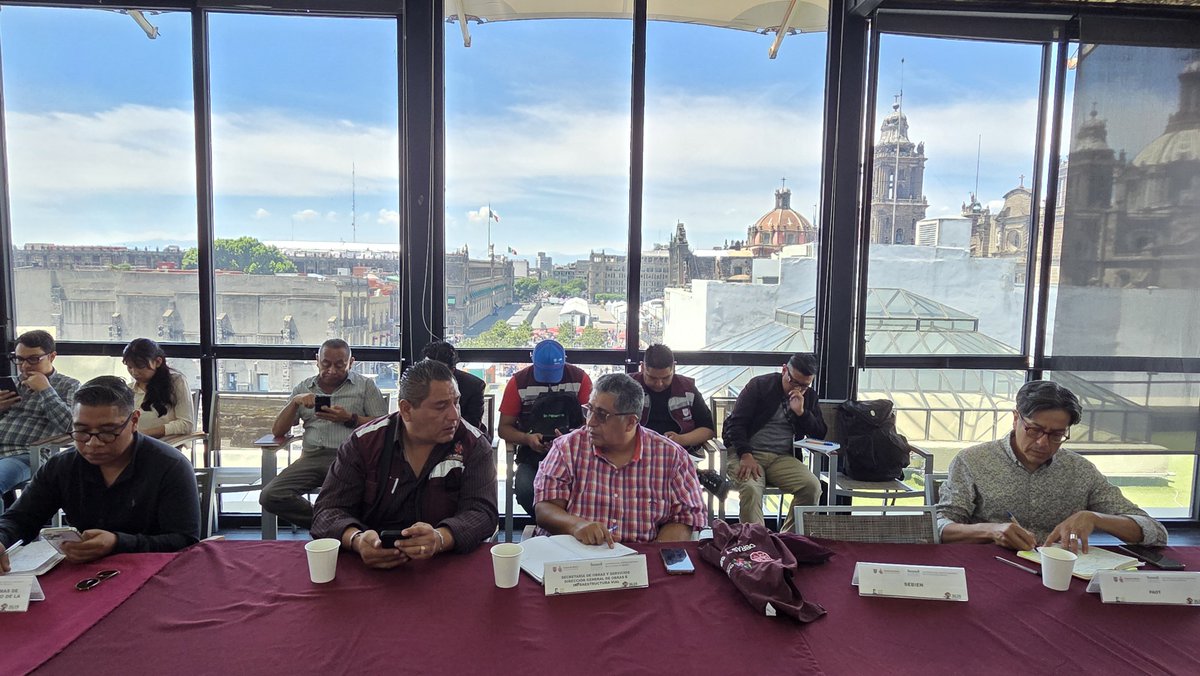 ach_CDMX's tweet photo. En nuestro Gabinete Ampliado de Seguridad y Procuración de Justicia del #CentroHistórico realizamos las siguientes acciones:

@elconsejomx compartió dos reportes y apoyó en Fundación Renacimiento con tres charlas psicológicas y jurídicas. Hace preparativo en plaza Garibaldi por tema de Santa Cecilia. Solicita jornada de recuperación del espacio público en Plaza Garibaldi

@CulturaCiudadMx agradece desazolves que realiza nuestra Dirección de Mantenimiento

@PAOTmx continúa atendiendo el tema del arbolado

Territorial Cuauhtémoc tuvo ocho asistencias a sesiones, se entrevistaron cuatro establecimientos mercantiles y se brindaron nueve orientaciones jurídicas

@INAHmx , en relación a la calle Rep. de Cuba, se acercó con vecinos

Nuestra Dirección de Mantenimiento atendió Eje 1 Norte hasta Reforma, retiró planchas de concreto sobre Peña y Peña; lavó las inmediaciones del Panteón de San Fernando, Donceles, calle Rep. de Guatemala y plaza la Conchita. Apoyó a Paot en apertura de cajetes en plaza la Conchita, sustituyó losetas dañadas en calle Moneda y realiza jornada de mejoramiento urbano en plaza San Lucas.

Comisión de Filmaciones reportó 25 actividades de filmaciones

Canaco realizará temas de inteligencia artificial

@SPAOVP_CDMX continúa con dispositivos en Zócalo y Alameda. Apoya en jornada de mejoramiento urbano en plaza San Lucas

@SOBSECDMX hizo limpieza del Zócalo, atendió 15 solicitudes de la Autoridad del Centro Histórico y mantiene colaboración con Sebien

@sebien_cdmx atendió 287 peticiones ciudadanas y liberó 101 espacios públicos

La Subdirección de Comunicación y Redes reportó comercio excesivo que tapa semáforos en Correo Mayor, Regina y Mesones

JUD de Trabajo Comunitario compartió solicitud de limpieza en las inmediaciones del Museo Panteón de San Fernando. Derivado de la Asamblea vecinal realizada en Revillagigedo se pide levantamiento desde Juárez hasta Arcos de Belén; además de la mejora de calle Carretones.

Si tienes alguna petición, compártela en los comentarios

#NosVemosEnElCentro