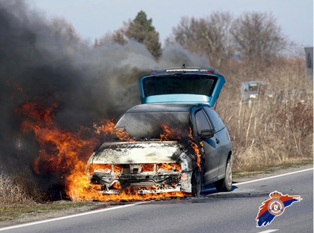 ProteSanse's tweet photo. 🚗🔥 Un vehículo detenido junto a vegetación seca puede provocar una emergencia en cuestión de minutos.

🔹️ Para en una zona despejada, preferiblemente sobre asfalto.
🔹️ Aléjate de matorrales, hierba seca y árboles.
🔹️ Ante cualquier indicio de fuego o humo, llama al 112. https://t.co/XtftFpZEJt