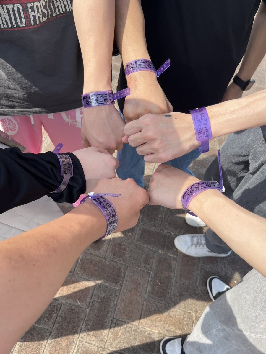 L4_RickN_y's tweet photo. 人生初めてのフェス
リア友と一緒に行った
いつもPCとかで聴いている音楽を生演奏で味わう事が出来て感動した
ただむっちゃ暑くて演奏ステージが4つあるから結構歩く必要があるから疲れた https://t.co/RO2eIw3YKQ