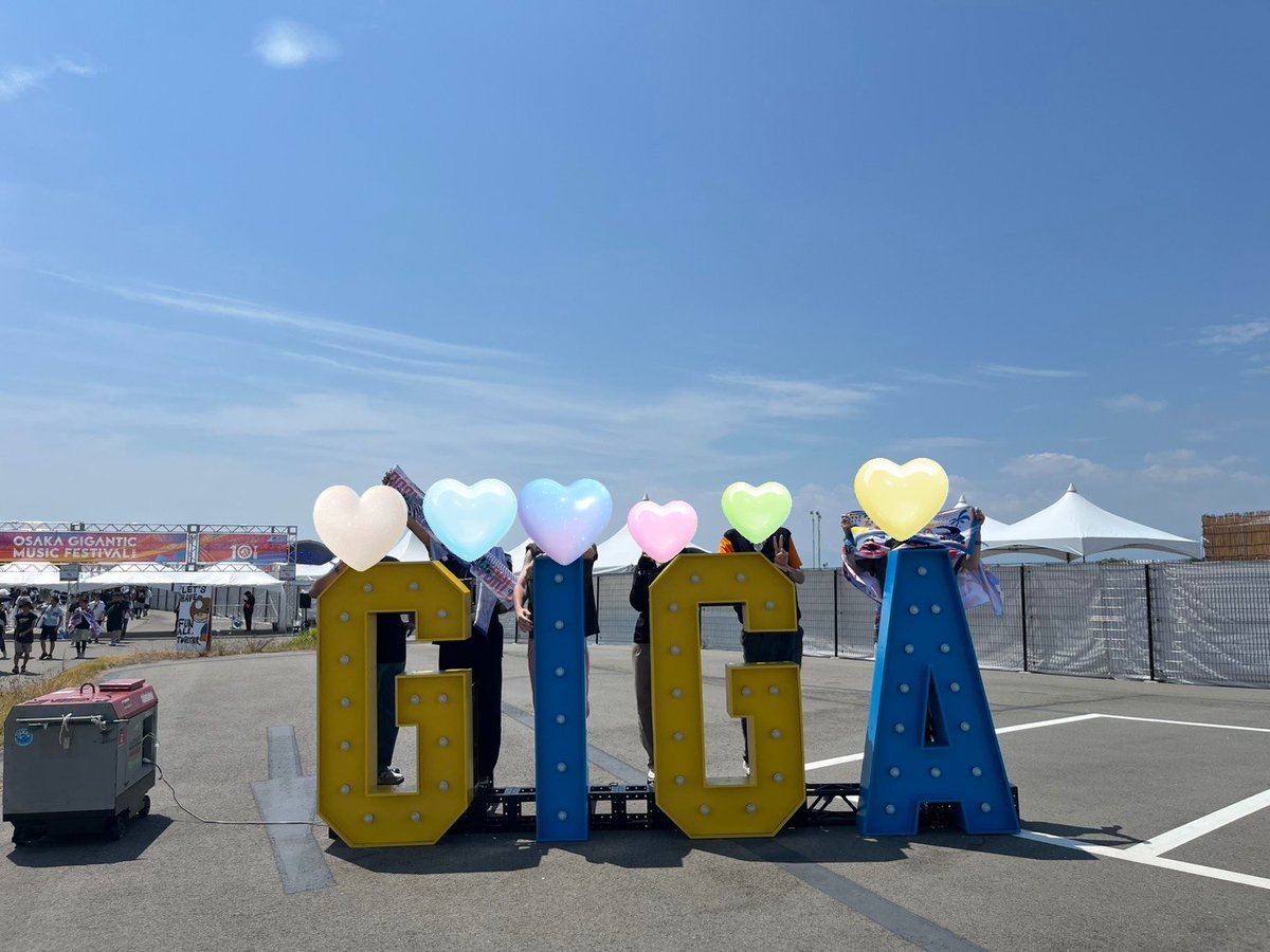 L4_RickN_y's tweet photo. 人生初めてのフェス
リア友と一緒に行った
いつもPCとかで聴いている音楽を生演奏で味わう事が出来て感動した
ただむっちゃ暑くて演奏ステージが4つあるから結構歩く必要があるから疲れた https://t.co/RO2eIw3YKQ