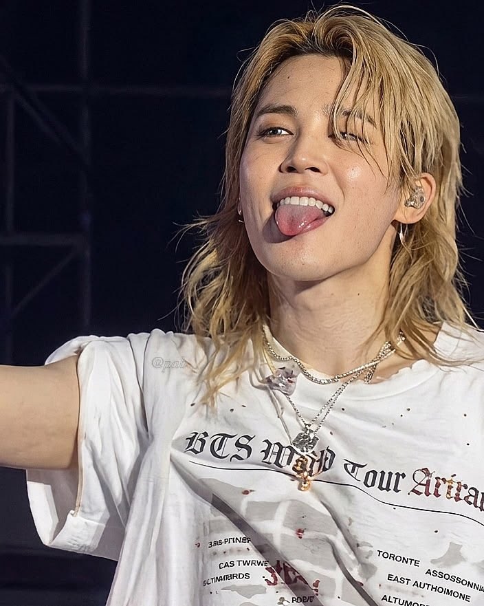 JEONKH_'s tweet photo. damn!!! his tongue https://t.co/vKhpwRKrLW