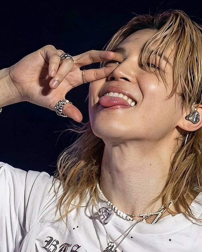JEONKH_'s tweet photo. damn!!! his tongue https://t.co/vKhpwRKrLW