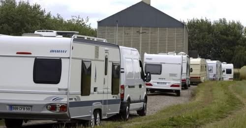 PoliceRealites's tweet photo. Corse-du-Sud : des gens du voyage délogés d’un terrain de rugby par les habitants en moins d’une heure

À Sarrola-Carcopino, le Rugby club  ajaccien a dû mobiliser près de 200 personnes pour faire évacuer des  caravanes installées sans autorisation sur son stade.

Une intrusion découverte au petit matin

Dimanche  2 août, aux alentours de 10 heures, Jean-Noël Cousin, membre du comité  directeur du Rugby club ajaccien et responsable de l’entretien du stade,  reçoit un appel l’alertant d’une occupation suspecte sur le terrain du  club, situé au lieu-dit Mizana. Il se rend immédiatement sur place avec  la présidente de la structure, Marie Voglimacci.

Selon  ses explications, plusieurs véhicules et caravanes en provenance de  Propriano se seraient introduits sur le site en forçant le portail  d’accès, relate Corse matin.  “Je me suis occupé de l’arrosage du terrain à 5h30 ce matin-là et j’ai  fermé le cadenas en partant. Il avait disparu à mon retour”, précise le  responsable, alors que les occupants contestaient de leur côté toute  infraction.

Une mobilisation rapide et massive

L’information  circule très vite sur les réseaux sociaux. En quelques dizaines de  minutes, entre 150 et 200 sympathisants du club convergent vers le stade  pour soutenir les dirigeants et exiger le départ des occupants. La  tension monte mais aucun débordement n’est signalé, selon les autorités  présentes sur place, représentées par l’élu d’astreinte Charles  Voglimacci.

D’après Jean-Noël  Cousin, un porte-parole des occupants aurait proposé de rester une  semaine supplémentaire en échange d’une compensation financière. Une  offre rejetée par les responsables du club. “Nous mettons tout notre  cœur pour entretenir ce stade, pour nos enfants et nos adhérents. Nous  avons été respectueux, mais fermes”, résume-t-il, évoquant également le  risque de dégradation des canalisations d’arrosage enterrées, menacées  par l’installation de tentes.

Après  environ une heure d’occupation, les véhicules et caravanes ont  finalement quitté les lieux, sous la surveillance des gendarmes dépêchés  pour garantir le bon déroulement de l’évacuation. Le stade accueille  actuellement les entraînements bihebdomadaires des séniors du club,  avant la reprise officielle de la saison en septembre.

Le problème structurel des aires d’accueil

Au-delà  de l’incident, cet épisode remet en lumière une carence ancienne :  l’absence d’aire d’accueil dédiée aux gens du voyage sur le territoire  de la Communauté d’agglomération du Pays ajaccien (Capa). Depuis une loi  du 5 juillet 2000, les communes de plus de 5 000 habitants et les  intercommunalités compétentes ont l’obligation légale d’aménager,  d’entretenir et de gérer de telles aires, conformément à un schéma  départemental. Vingt-six ans après l’entrée en vigueur de ce texte, la  Capa n’a toujours pas rempli cette obligation.

La  collectivité se défend en indiquant que son président, Stéphane  Sbraggia, aurait adressé quatre courriers à la préfecture et à la  Collectivité de Corse pour relancer les discussions, sans obtenir de  réponse. L’État exigerait la mise à disposition d’un terrain de quatre  hectares, une surface jugée disproportionnée par la Capa, qui  souhaiterait solliciter une dérogation pour proposer, dans un premier  temps, un hectare.

Des solutions transitoires compliquées

Face  à l’urgence, Charles Voglimacci a proposé aux personnes délogées de  rejoindre un terrain habituellement occupé chaque été par une autre  communauté de gens du voyage, à proximité de la station d’épuration de  Campo dell’Oro. Une offre déclinée, les intéressés invoquant des  tensions entre communautés. “Je l’entends, mais ce n’est pas à la  communauté d’agglomération de supporter cela”, regrette l’élu.

Une  autre piste évoquée concerne un agriculteur de la région ajaccienne,  qui aurait proposé de mettre à disposition une parcelle contre 5 000  euros pour une semaine. Aucune solution pérenne n’a pour l’instant été  trouvée, et les recherches se poursuivent pour désamorcer durablement la  situation.