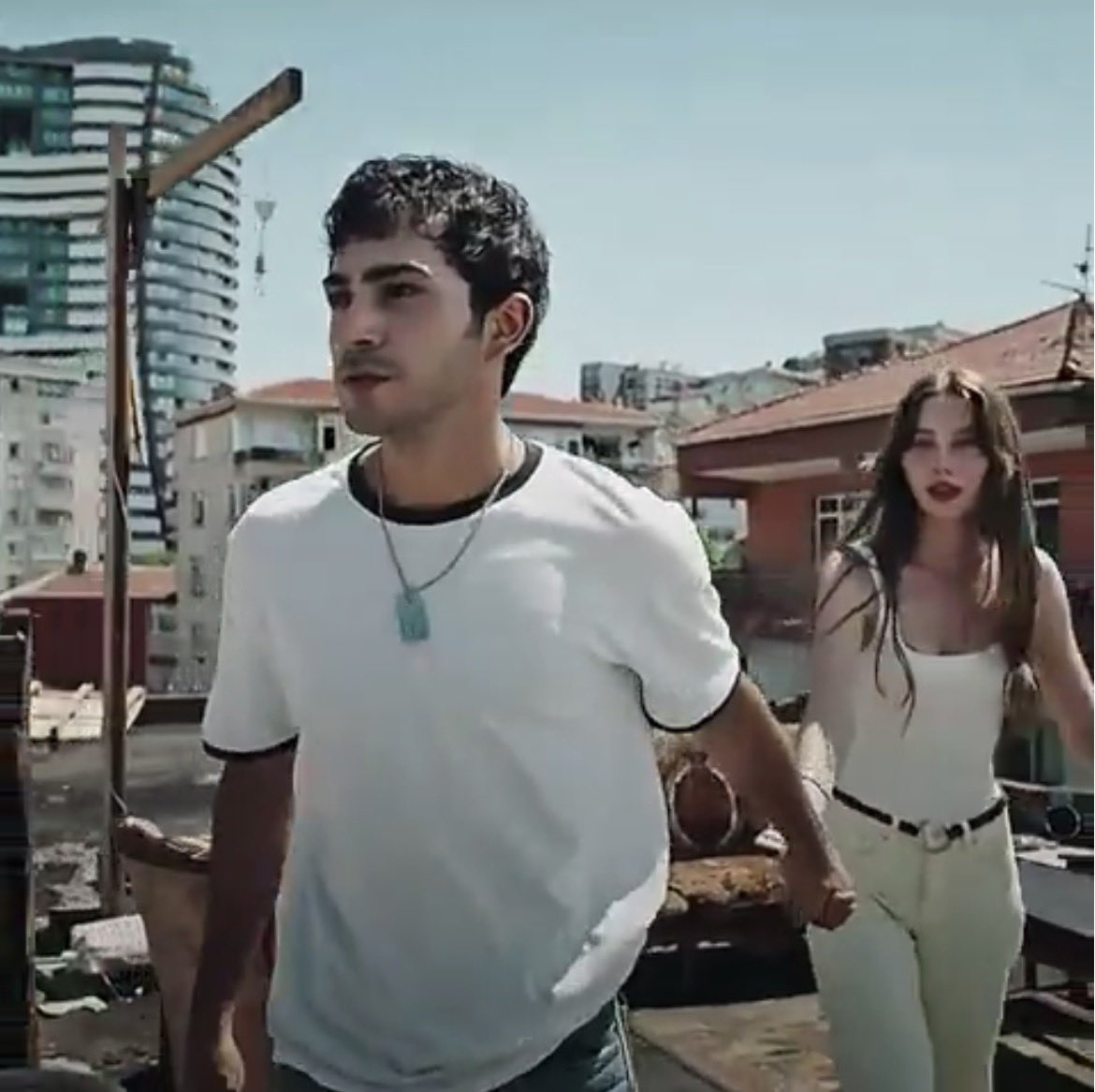 silkmeseydin's tweet photo. melek bir erkekle şu pozisyonda olsa emir de arkadaşları da kıza hesap sorarlar ama emir'e her şey serbest he? adam mı şimdi bu? aldatmak değil de ne bu? 
#altıüstüistanbul https://t.co/m9IvW7onfV