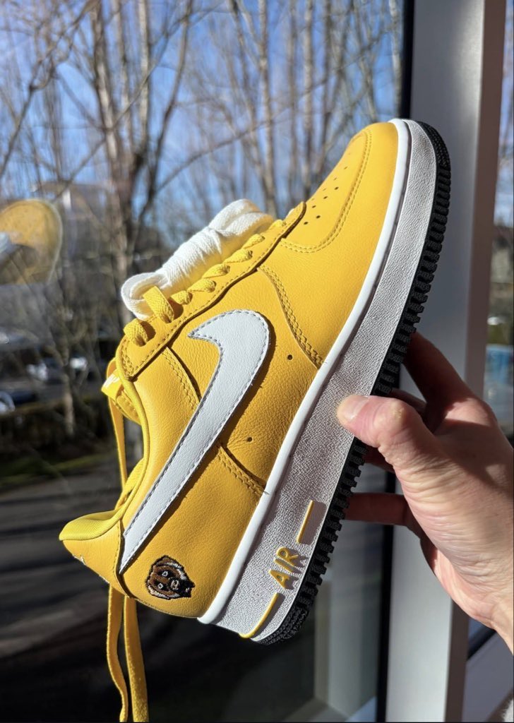 Ovrnundr's tweet photo. Victor Victor x Air Force 1 '01 “Yellow” 🐶 

• $150
• August 6th 

- Featuring the 2001 AF1 mold https://t.co/M7rvtUZn9U