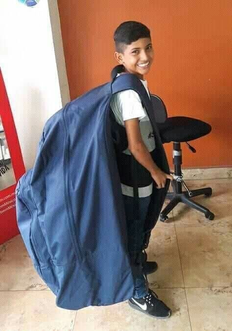 lvsttkk's tweet photo. yo llegando al aeropuerto pq compré el vuelo con equipaje de mano y en la mochila no me van a entrar los freebies https://t.co/KRxH8M84lO