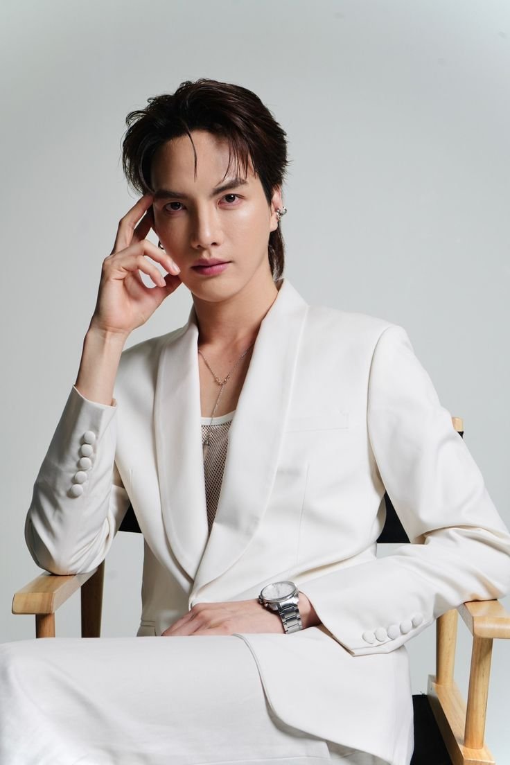 boyslovehub's tweet photo. Tong criticizes contracts in the BL/GL industry, revealing that some agencies take up to 90% of artists' earnings.

"The worst case I've seen was a 90/10 split. The agency takes 90%. (...) Some agencies also deduct expenses such as makeup, hair, and styling separately from the artist's payment."