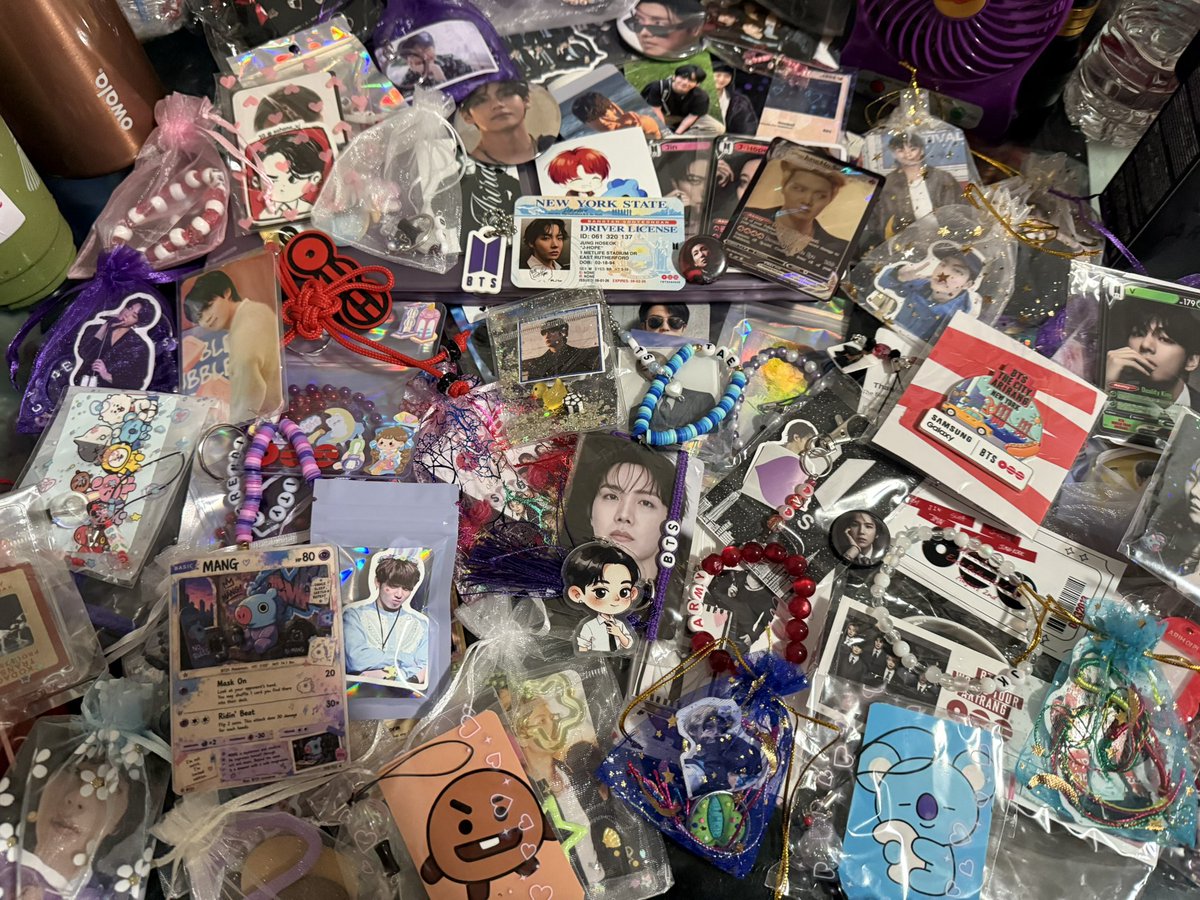ggukie_kookiee's tweet photo. THANK YOU EVERYONE FOR THE FREEBIES FOR METLIFE D1 &amp; D2!! This isn’t even all of them😭😭 YALL ARE SO CREATIVEEEE https://t.co/Et4Im3fXAl
