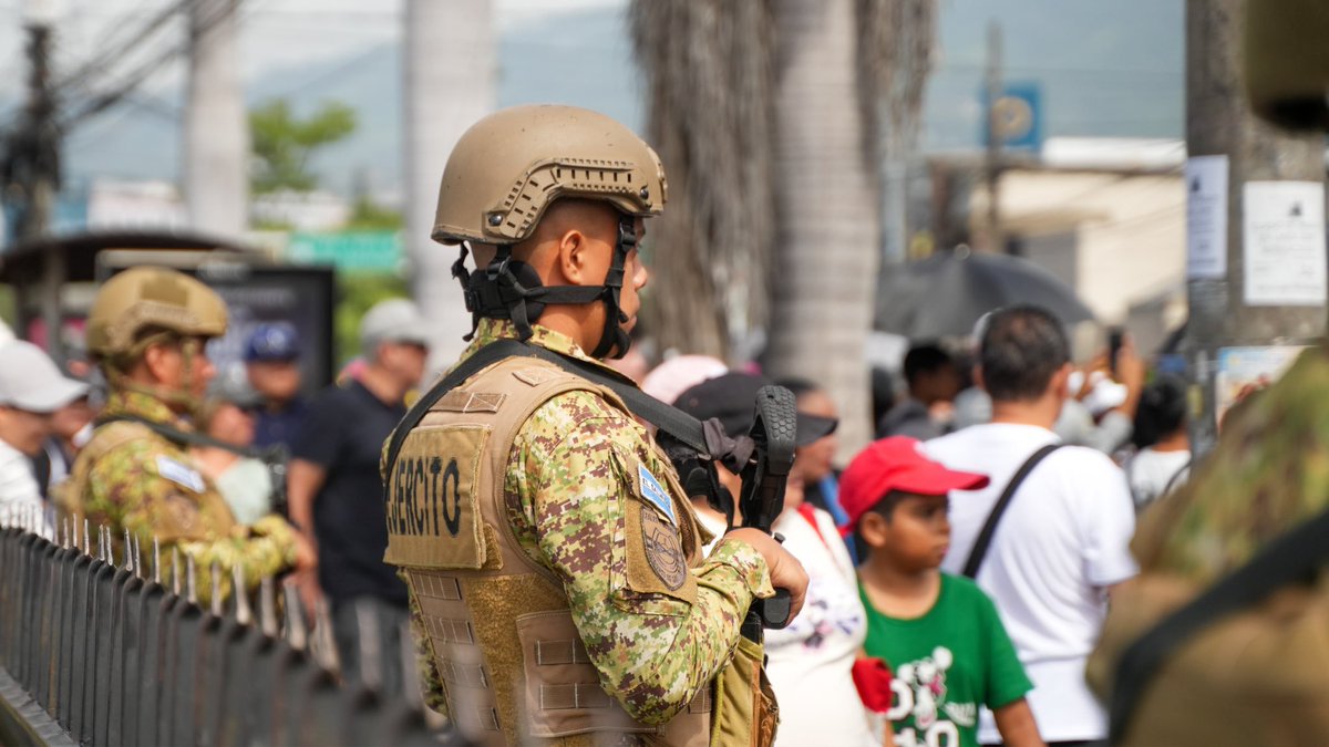 FUERZARMADASV's tweet photo. Nuestros soldados permanecieron desplegados a lo largo del recorrido y en los alrededores de la Alameda Roosevelt y el Monumento al Divino Salvador del Mundo, garantizando la seguridad de quienes participaron y asistieron al Desfile del Comercio. 🎉

#PlanControlTerritorial https://t.co/fGIufjExxj
