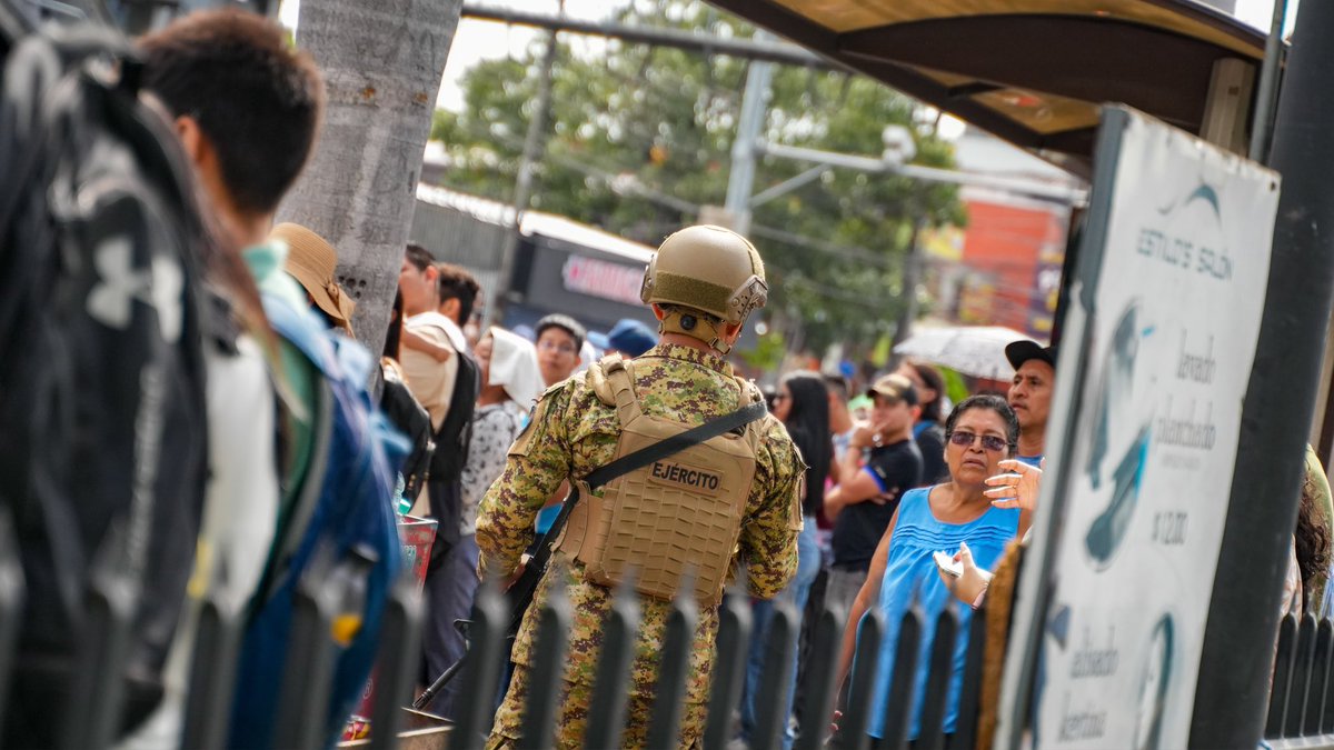 FUERZARMADASV's tweet photo. Nuestros soldados permanecieron desplegados a lo largo del recorrido y en los alrededores de la Alameda Roosevelt y el Monumento al Divino Salvador del Mundo, garantizando la seguridad de quienes participaron y asistieron al Desfile del Comercio. 🎉

#PlanControlTerritorial https://t.co/fGIufjExxj