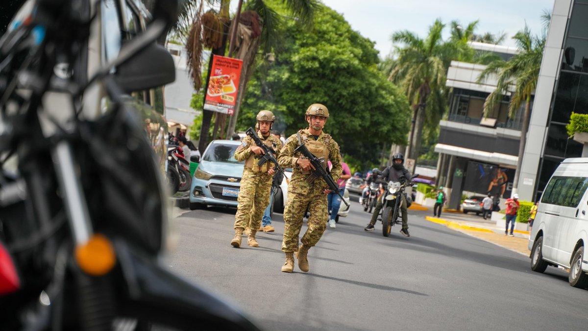 FUERZARMADASV's tweet photo. Nuestros soldados permanecieron desplegados a lo largo del recorrido y en los alrededores de la Alameda Roosevelt y el Monumento al Divino Salvador del Mundo, garantizando la seguridad de quienes participaron y asistieron al Desfile del Comercio. 🎉

#PlanControlTerritorial https://t.co/fGIufjExxj