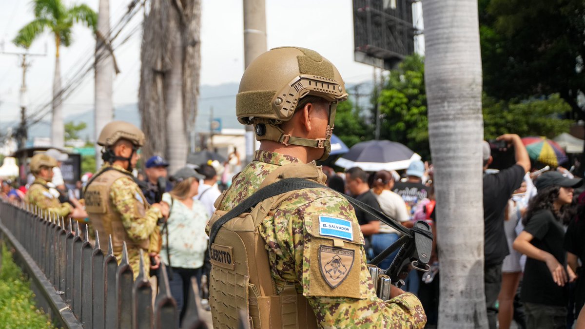 FUERZARMADASV's tweet photo. Nuestros soldados permanecieron desplegados a lo largo del recorrido y en los alrededores de la Alameda Roosevelt y el Monumento al Divino Salvador del Mundo, garantizando la seguridad de quienes participaron y asistieron al Desfile del Comercio. 🎉

#PlanControlTerritorial https://t.co/fGIufjExxj