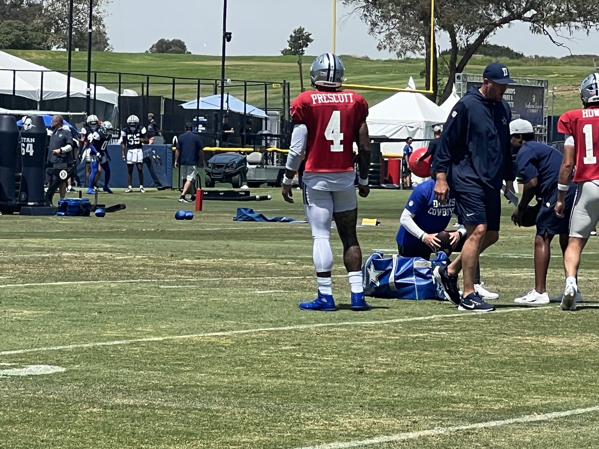 calvinwatkins's tweet photo. QB1 with a sleeve on his left leg today. Had some knee soreness during offseason work. It doesn’t seem to be a problem. https://t.co/XnxPC895eT