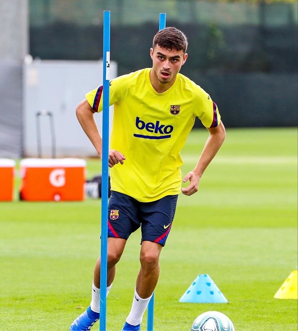 Tobs_fc's tweet photo. Pedri’s first ever training with Barcelona. What were they feeding him at Las Palmas. 😭😭 https://t.co/3SfzTB93V1