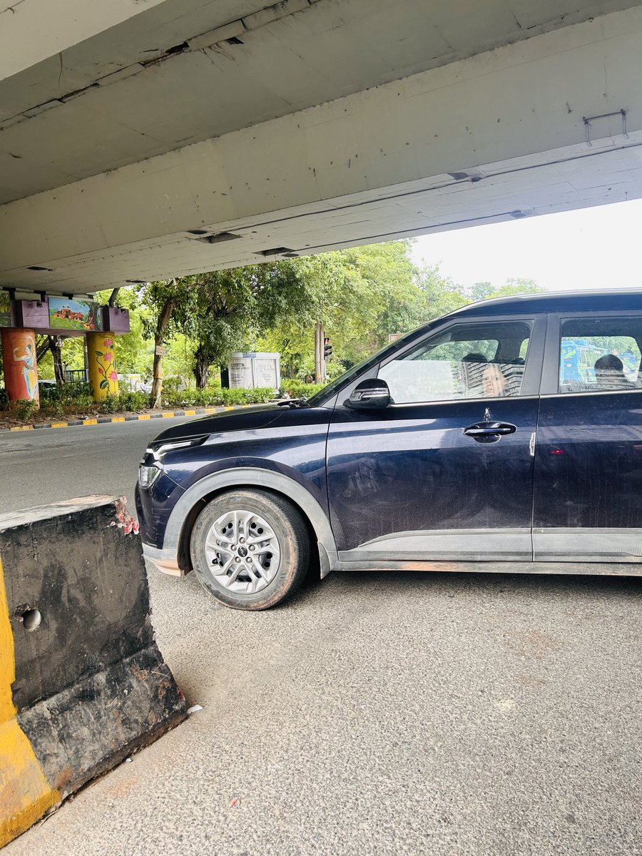 AdvctLokendra's tweet photo. @dtptraffic @DelhiPolice 
A major accident was narrowly avoided today when this car suddenly swerved from the left side to the right side in traffic.
 UP80HM6281
 ITO Flyover, Delhi
 Time: 12:33 PM
The driver was highly negligent. Please issue a challan for dangerous driving. https://t.co/yKGHdZ8zrU