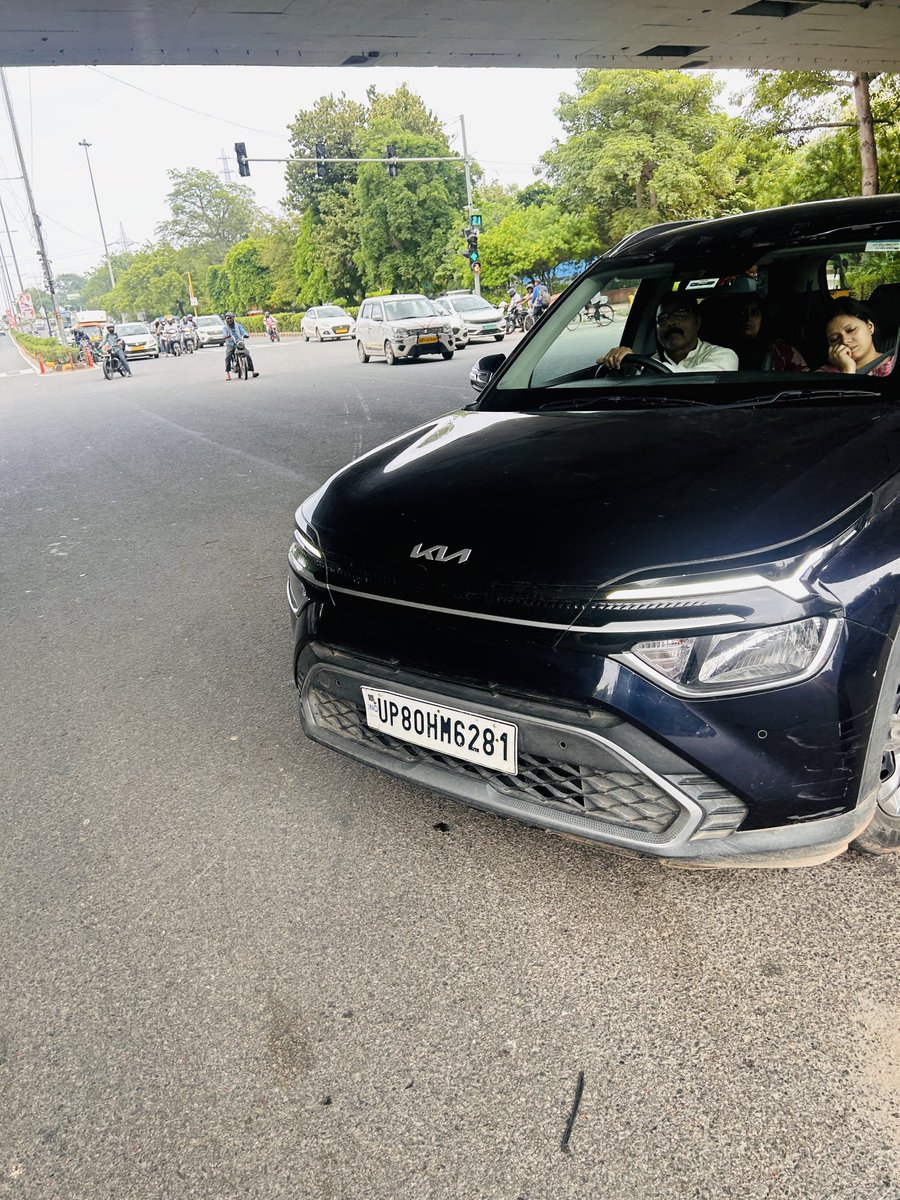 AdvctLokendra's tweet photo. @dtptraffic @DelhiPolice 
A major accident was narrowly avoided today when this car suddenly swerved from the left side to the right side in traffic.
 UP80HM6281
 ITO Flyover, Delhi
 Time: 12:33 PM
The driver was highly negligent. Please issue a challan for dangerous driving. https://t.co/yKGHdZ8zrU