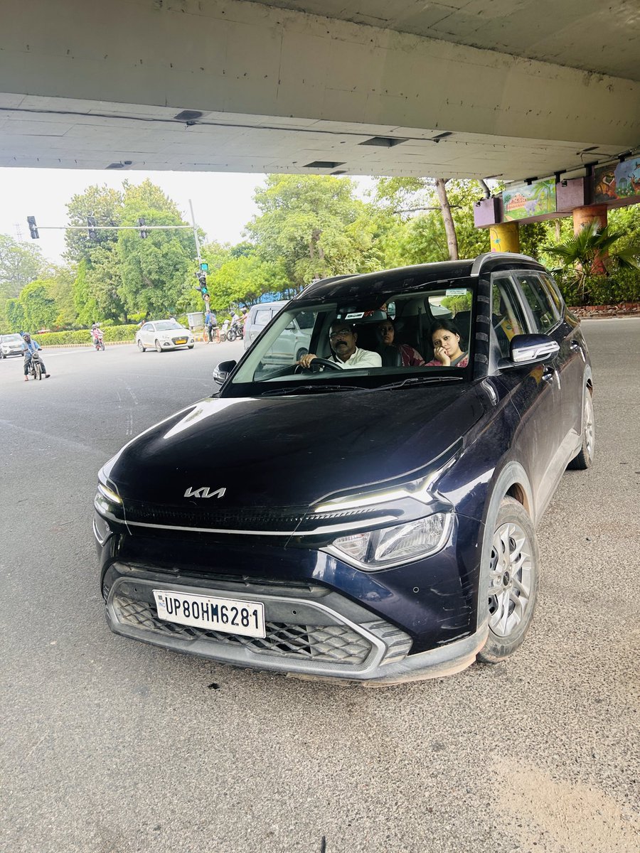 AdvctLokendra's tweet photo. @dtptraffic @DelhiPolice 
A major accident was narrowly avoided today when this car suddenly swerved from the left side to the right side in traffic.
 UP80HM6281
 ITO Flyover, Delhi
 Time: 12:33 PM
The driver was highly negligent. Please issue a challan for dangerous driving. https://t.co/yKGHdZ8zrU