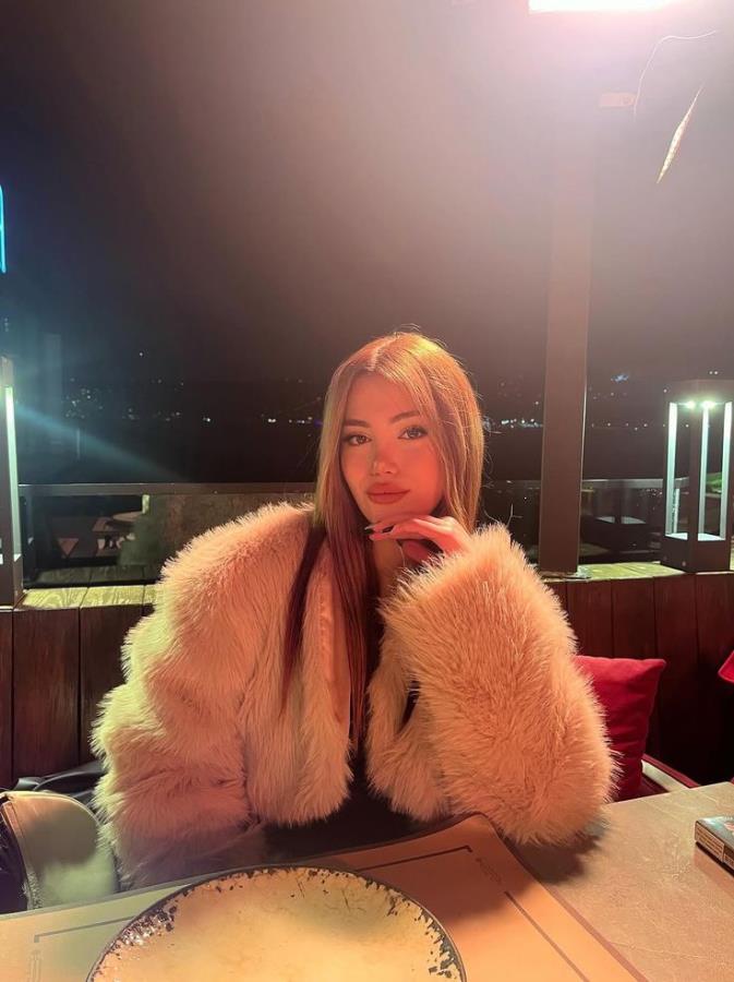 ZeynepuT's tweet photo. Sence ben zor mu elde edilirim, yoksa sadece doğru kişiyi mi beklerim? https://t.co/W6lVAualwx