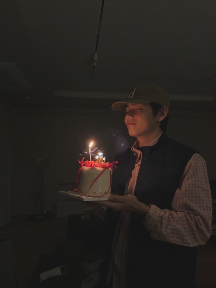 hairytoesintak's tweet photo. birthday cake version #arsd #armyselcaday #taehyung https://t.co/kVldpfYxq2