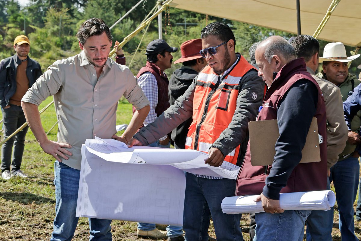 secti_edomex's tweet photo. 🤩 ¡Más preparatorias cerca de casa, el #BachilleratoNacional "Margarita Maza" en #AlmoloyaDeJuárez ya está en marcha! 🏫✨

En Yebuciví Centro, el secretario Miguel Ángel Hernández Espejel y el alcalde @AdolfoSolisG_ el banderazo de inicio a esta obra. https://t.co/r4Hg9P7CT6