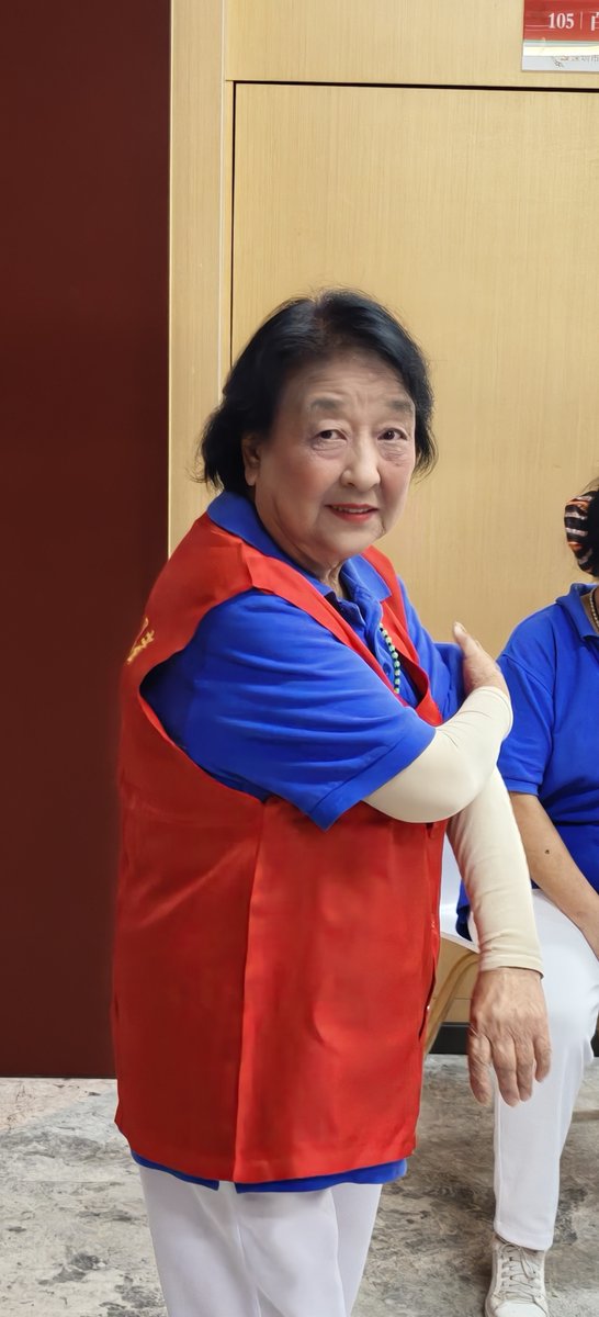 GeaurR's tweet photo. Just spent the morning with local seniors at the community center—helping them use tablets to video call their grandkids. Seeing their big smiles made every minute worth it. Love giving back to the people who’ve given so much. https://t.co/cMnl8mvB6j