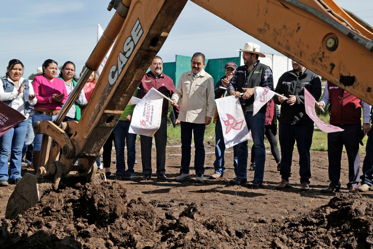 secti_edomex's tweet photo. 🤩 ¡Más preparatorias cerca de casa, el #BachilleratoNacional "Margarita Maza" en #AlmoloyaDeJuárez ya está en marcha! 🏫✨

En Yebuciví Centro, el secretario Miguel Ángel Hernández Espejel y el alcalde @AdolfoSolisG_ el banderazo de inicio a esta obra. https://t.co/r4Hg9P7CT6