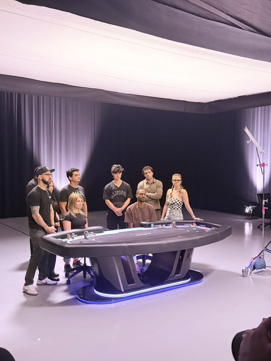 bangerz's tweet photo. poker?    i barely know her

solana?   i love her so much https://t.co/JxN77TVv5n