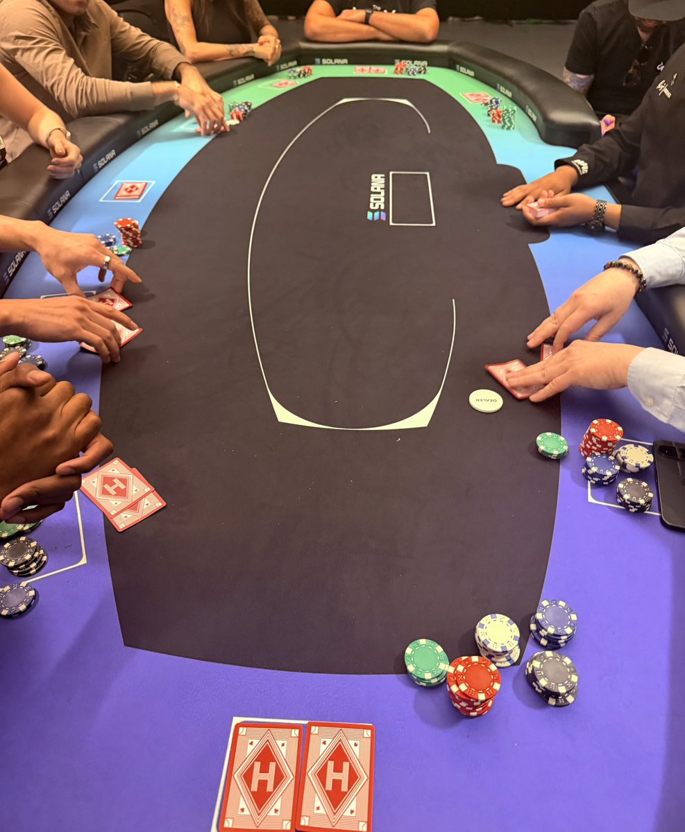 bangerz's tweet photo. poker?    i barely know her

solana?   i love her so much https://t.co/JxN77TVv5n
