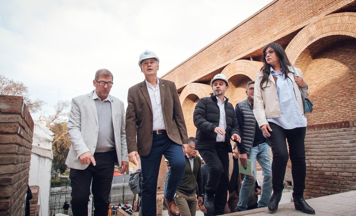 MuniCba's tweet photo. 🇦🇷 ¡Las Malvinas son argentinas y su memoria vive en nuestra ciudad!

El intendente @PasseriniOk recorrió las obras del futuro Centro Metropolitano de Interpretación de las Islas Malvinas en el histórico Obispo Mercadillo, frente a la Plaza San Martín. La obra ya alcanza un 40% de avance.