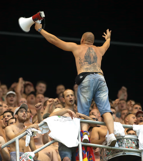 LaylahLilithah's tweet photo. Prężidę ułaskawił kibola.
5 lat za pobicie kibica Polonii Warszawa + rozbój.
6 miesięcy za uderzenie w twarz piłkarza Legii Jakuba Rzeźniczaka.
8 miesięcy za handel narkotykami i gangsterstwo. https://t.co/pPoxXxBP0Q