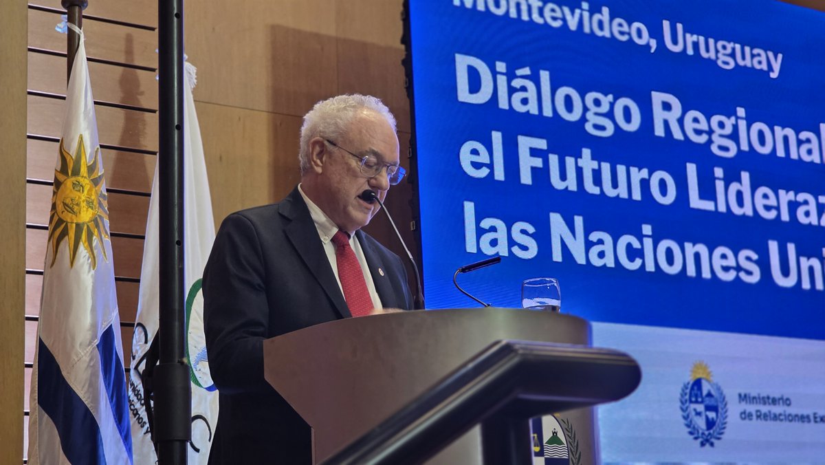 CancilleriaUy's tweet photo. 🌎 Uruguay fue sede del Diálogo Regional sobre el Futuro Liderazgo de las Naciones Unidas, una instancia inédita que reunió a las cinco candidaturas de América Latina y el Caribe a la Secretaría General de la ONU.

🗣️ El canciller @MinLubetkinUy destacó que este encuentro representa un ejercicio de transparencia, diálogo y fortalecimiento del multilateralismo, y reafirmó el compromiso de Uruguay con un sistema internacional basado en la cooperación y el respeto al derecho internacional.

🤝 Organizado en el marco de la Presidencia Pro Tempore de la CELAC, el diálogo propició un intercambio de visiones sobre los principales desafíos globales y el futuro de las Naciones Unidas.

▶️ Ver la transmisión completa del Diálogo⤵️ https://t.co/n9wQUkU23G

#Uruguay #CELAC #NacionesUnidas #ONU #Multilateralismo #PolíticaExterior #DiplomaciaUruguaya