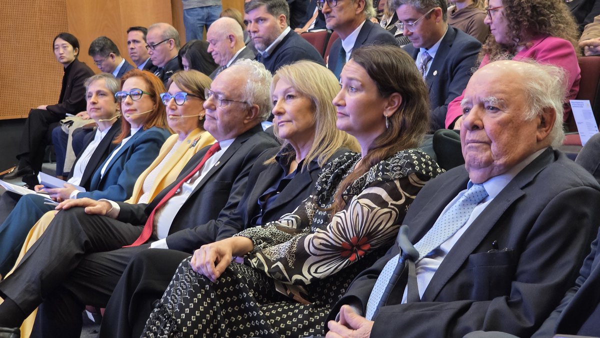 CancilleriaUy's tweet photo. 🌎 Uruguay fue sede del Diálogo Regional sobre el Futuro Liderazgo de las Naciones Unidas, una instancia inédita que reunió a las cinco candidaturas de América Latina y el Caribe a la Secretaría General de la ONU.

🗣️ El canciller @MinLubetkinUy destacó que este encuentro representa un ejercicio de transparencia, diálogo y fortalecimiento del multilateralismo, y reafirmó el compromiso de Uruguay con un sistema internacional basado en la cooperación y el respeto al derecho internacional.

🤝 Organizado en el marco de la Presidencia Pro Tempore de la CELAC, el diálogo propició un intercambio de visiones sobre los principales desafíos globales y el futuro de las Naciones Unidas.

▶️ Ver la transmisión completa del Diálogo⤵️ https://t.co/n9wQUkU23G

#Uruguay #CELAC #NacionesUnidas #ONU #Multilateralismo #PolíticaExterior #DiplomaciaUruguaya