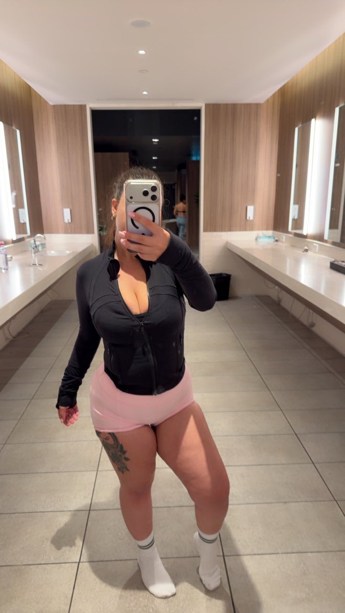 AlaraWolfe's tweet photo. Pink really does make my butt look bigger. 🤭🩷 https://t.co/IRL5NzLltv