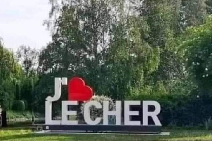 grandebougie's tweet photo. Le département du Cher vient de réaliser que concevoir un logo c'est un métier et qu'il ne faut pas confier ça à un stagiaire de 3ème année https://t.co/2pTTZnracx