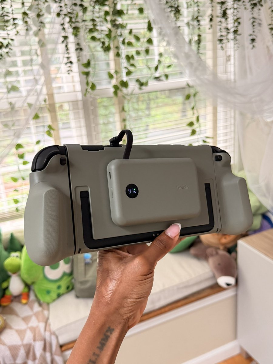 KiwiOnTheSticks's tweet photo. “The switch 2 battery is bad” okay but have you seen this charging grip Belkin came out with https://t.co/pyQ3JjdrOD
