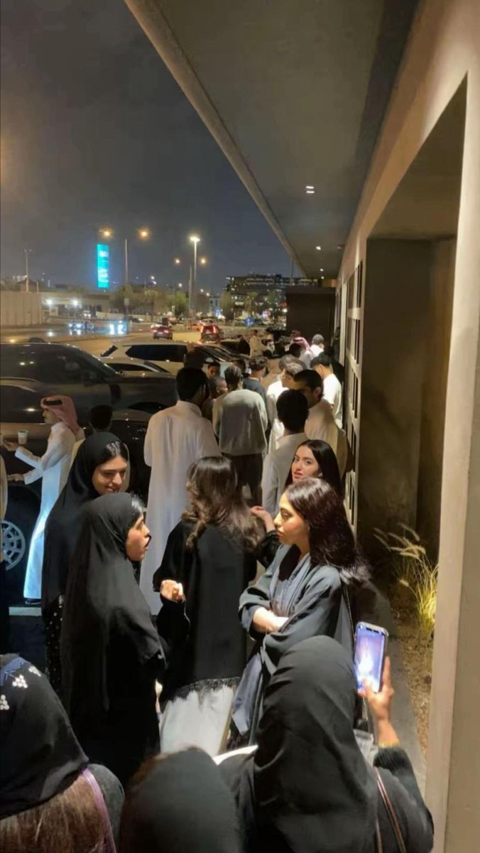 9zzzzo's tweet photo. خلونا نتفق 

من يرضى بخروج نساءه هكذا ليس برجل … https://t.co/jmHiM9p9j8