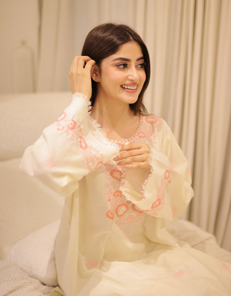 sajalalisa's tweet photo. sab se pyaari 🦢 https://t.co/JC5pPzFgI8