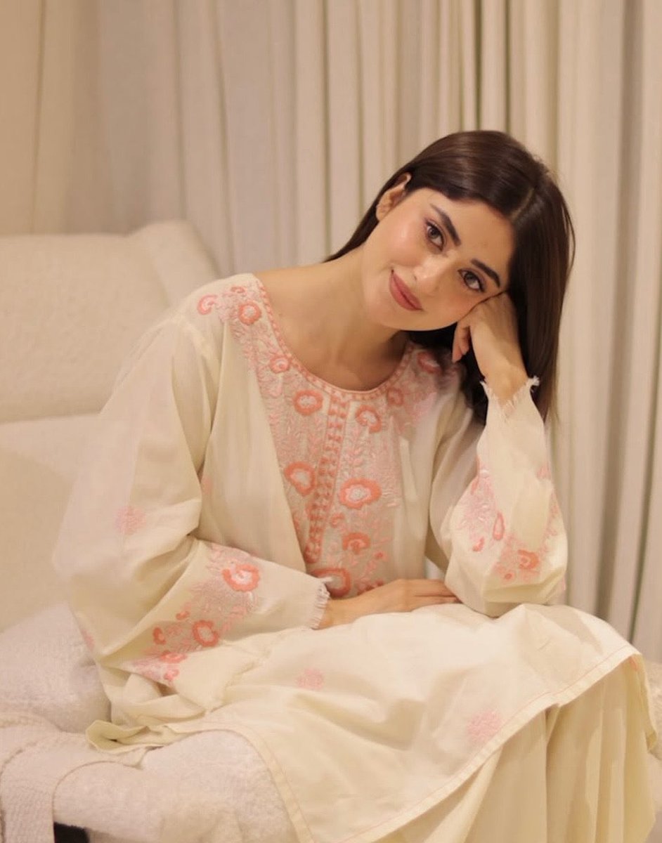 sajalalisa's tweet photo. sab se pyaari 🦢 https://t.co/JC5pPzFgI8