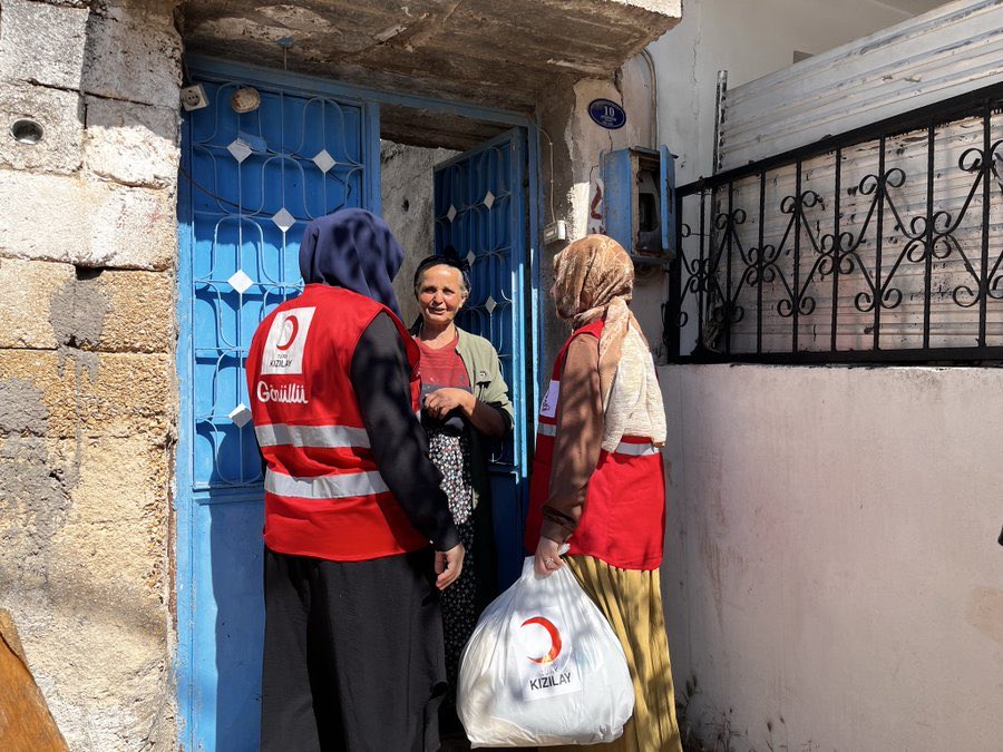 FatmaMericYlmaz's tweet photo. Kadın gönüllülerimiz, Kilis’te ve ülkemizin dört bir yanında ihtiyaç sahibi ailelerimizi evlerinde ziyaret ediyor.

Her kapıyı dayanışma anlayışıyla çalıyor, ihtiyaçları yerinde tespit ediyor ve desteğimizi en doğru şekilde ulaştırmak için gönülden çalışıyoruz.

İyiliği büyüten bu güçlü gönüllülük ağıyla, ihtiyaç duyulan her yerde olmaya devam edeceğiz.