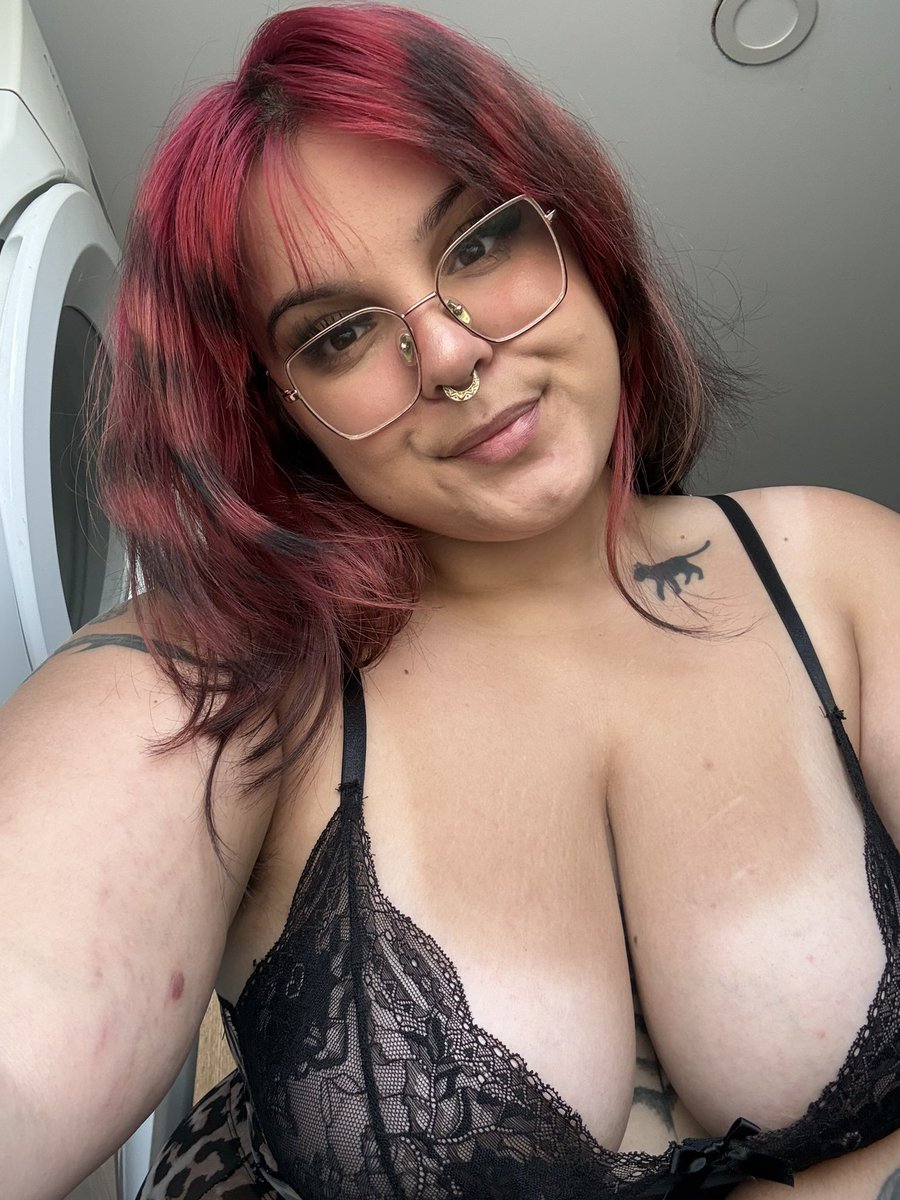 uluvv3nus's tweet photo. ˗ˏˋ ★ ˎˊ˗

ABOUT ME~

hey hey, im v/venus :) I’m a swer/findomme.

▸23, 5’2, bisexual uni student 👩‍🎓 
▸mainly soft kinks 🦋 
▸mdni! 19+ only 🫵
▸seller. dms open for she/they moots and buyers only! 🎀
▸ domme/switch 😈

Video creds: @numijade 🥰 https://t.co/wnCpz5i7re