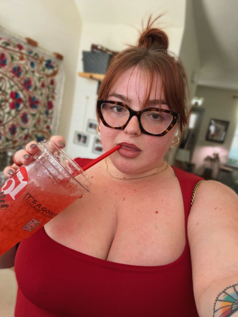 pinkmercedes33's tweet photo. it’s hot outside but I’m way hotter https://t.co/m5o4SfapZR