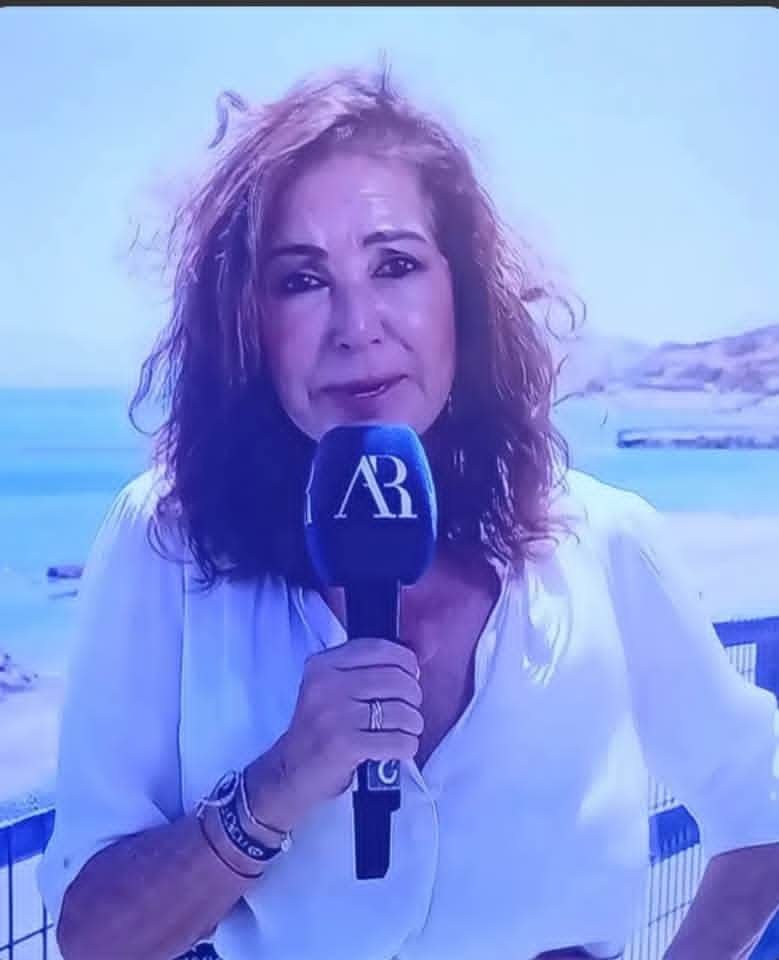 muzeriqui's tweet photo. En Ceuta hay una señora con un micrófono,que se peina con una batidora y se cree periodista... No puede hacer más el ridículo, no hay nadie que se lo diga, 
Ya da hasta lastima... https://t.co/09HFGOzj3P