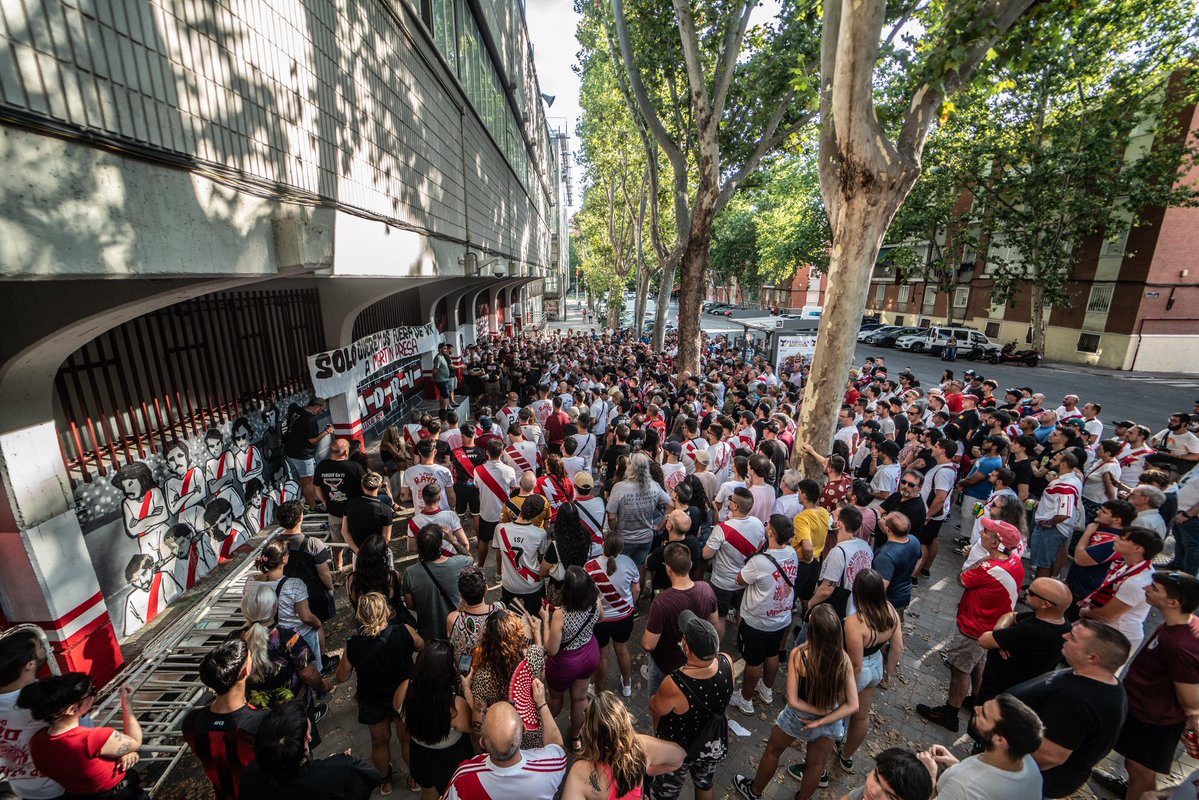bukaneros92's tweet photo. EL ESTADIO DEL RAYO Y DE VALLEKAS.

Ayer, centenares de rayistas nos juntamos en una primera asamblea para trabajar en dos líneas muy claras:

- Presa no puede seguir al frente del Club.

- El Rayo Vallecano solo juega de local en Vallekas.

Es tiempo de estar unidos, rayistas. https://t.co/Qdq99GKUPU