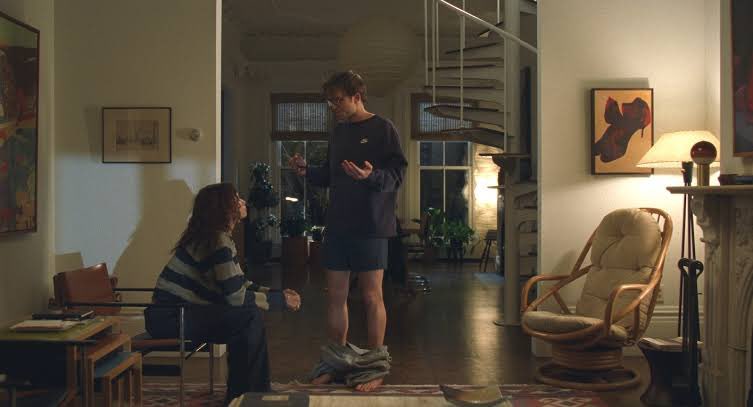 sepassona's tweet photo. qria ter a vibe/aesthetic do filme the drama mas sem a parte do drama, dos amigos bostas e do quase crime, quero só os looks a estética os objetos de arte a vibe https://t.co/aZxzTWxsQU
